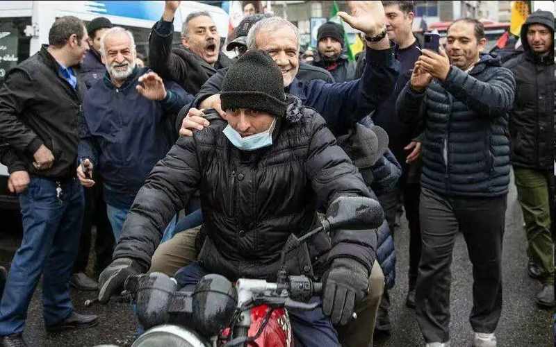  德黑兰街头风雨中，伊朗高层集体现身；这股勇气，直面炮火与威胁。 新闻 德黑兰街头风雨中，伊朗高层集体现身；这股勇气，直面炮火与威胁。 新闻