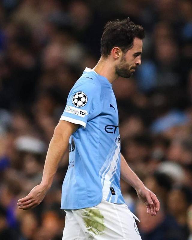 禁区手球引争议;B席生涯首红,曼城欧冠之路遇重创。 体育新闻