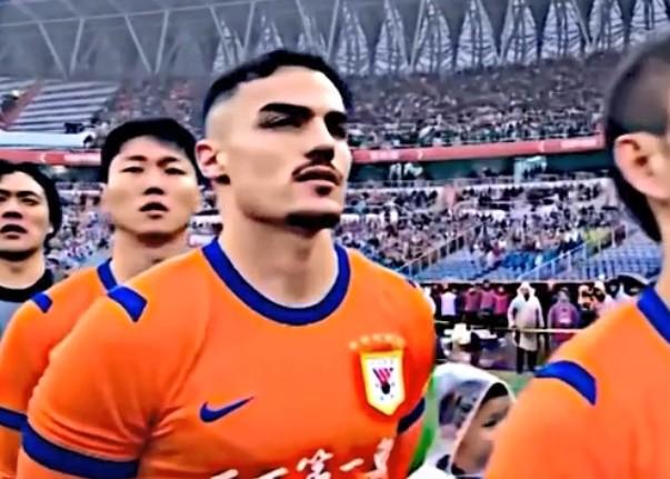  山东泰山防线迎来质变，外援阿尔瓦罗迅速站稳脚跟；京鲁大战检验实力，后防核心作用凸显，球队前景值得期待。 体育新闻