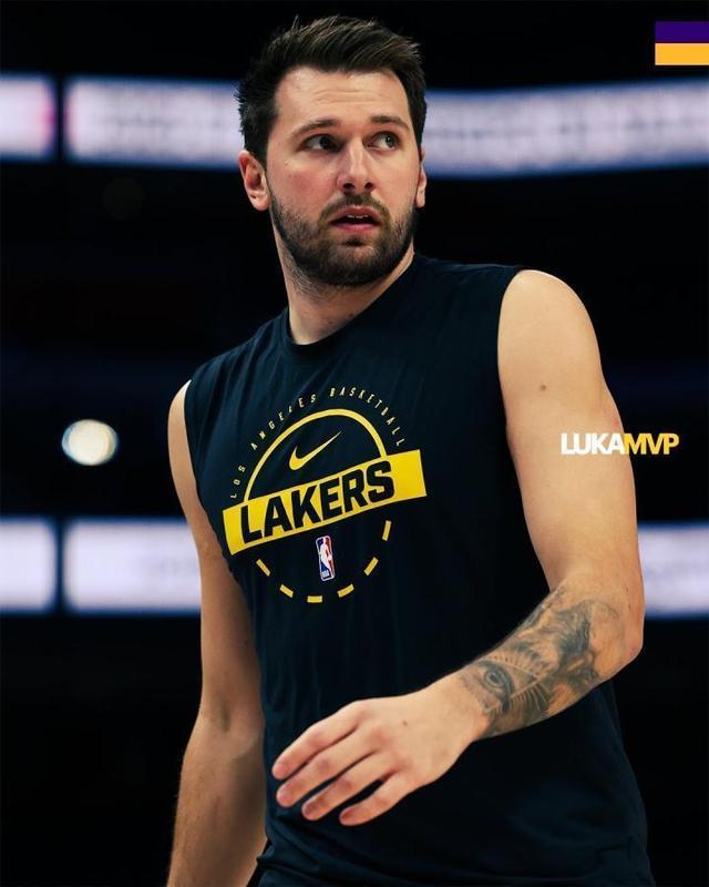  赛前官方数据亮眼；东契奇连胜阶段抢断表现突出。 体育新闻