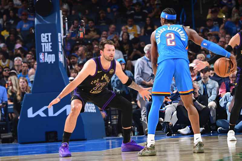  【深度复盘】东契奇腿筋伤退背后的战术困局与用人迷思 体育新闻