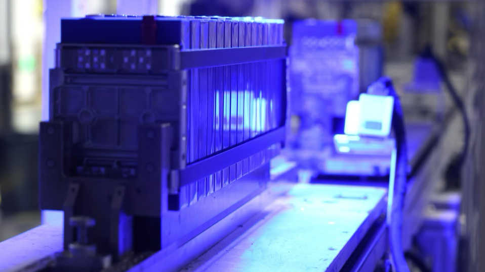  锂价狂飙重构产业格局：磷酸铁锂涨价潮背后的成本逻辑与博弈 股票财经