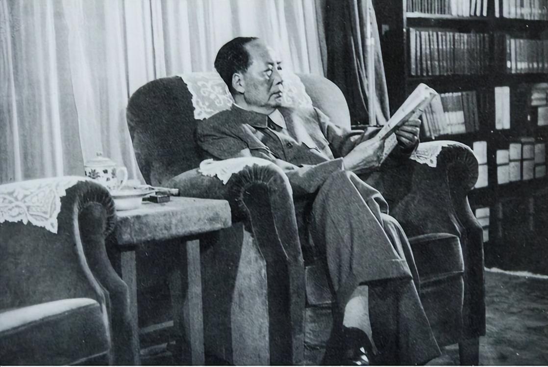  二十年贴身相伴：毛泽东中山装背后的历史细节与技术匠心 新闻